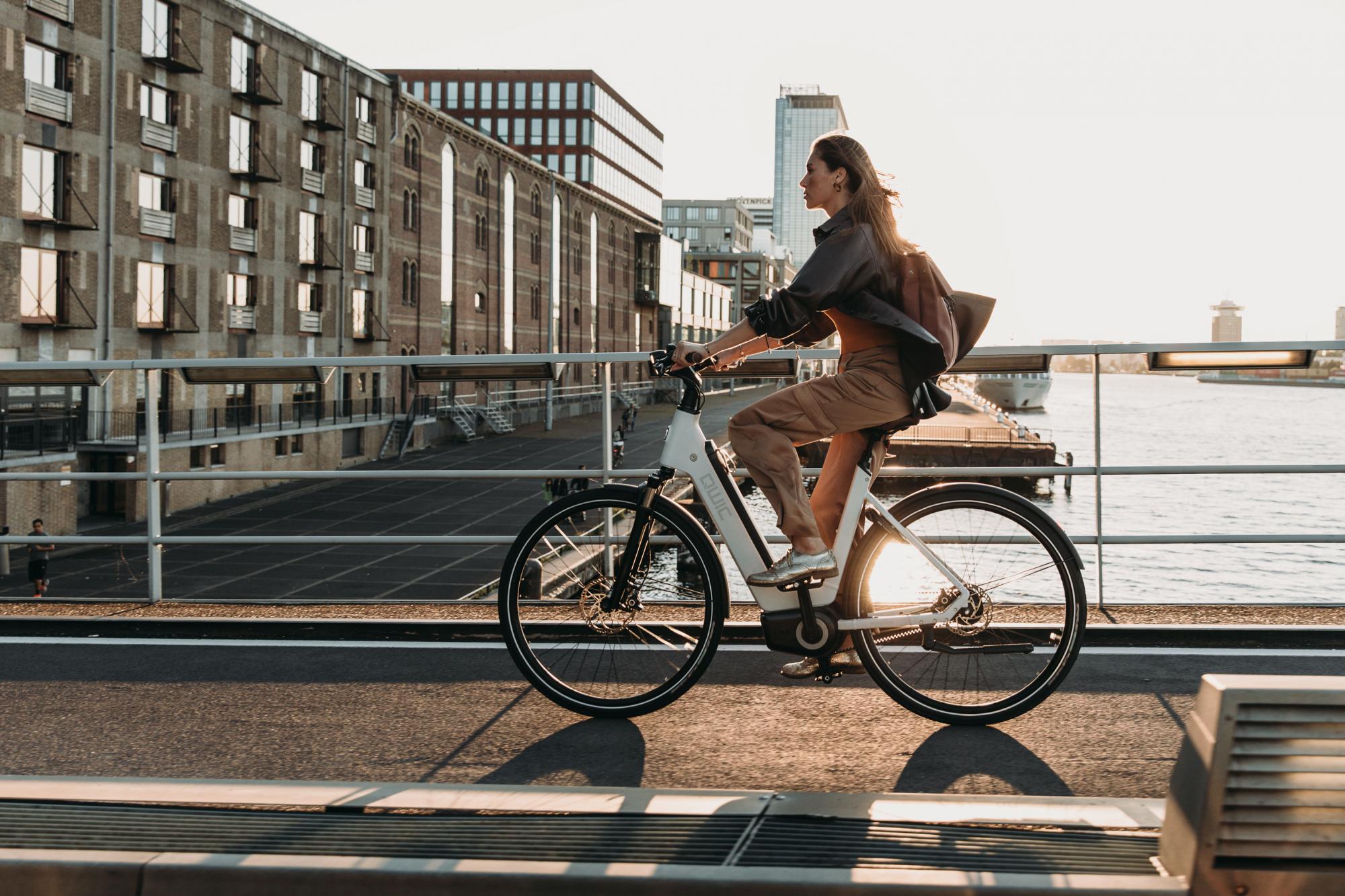 Elektrische damesfiets voordelen: Perfect voor dagelijks woon-werkverkeer - Winkelwarenhuis.nl